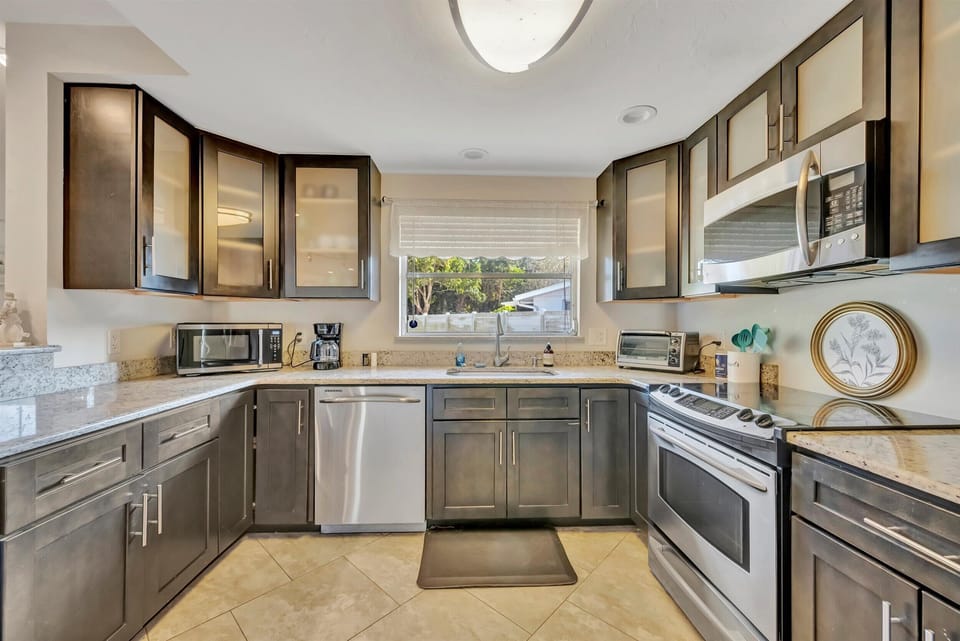 U-shaped kitchen ideal for meal prep, holiday cooking, and group stays.