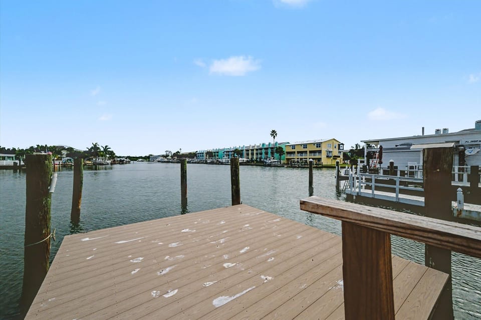 Boat-friendly dock with direct canal access