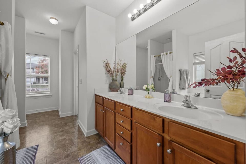 Second en suite bathroom with vanity and shower
