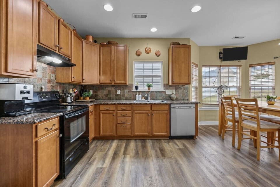 Spacious kitchen with modern appliances and room for the whole group