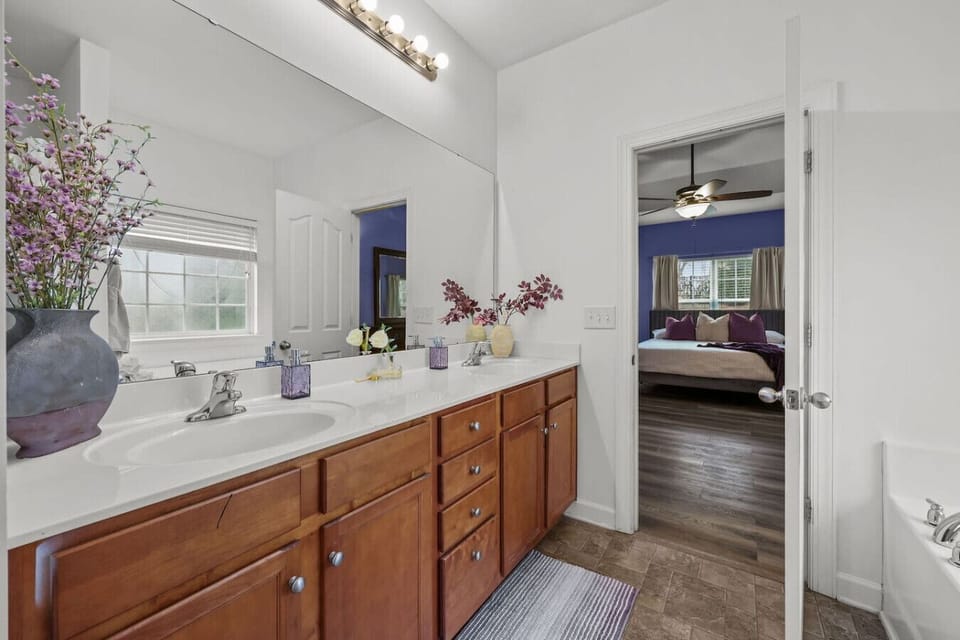 Private en suite bathroom with dual vanity and soaking tub