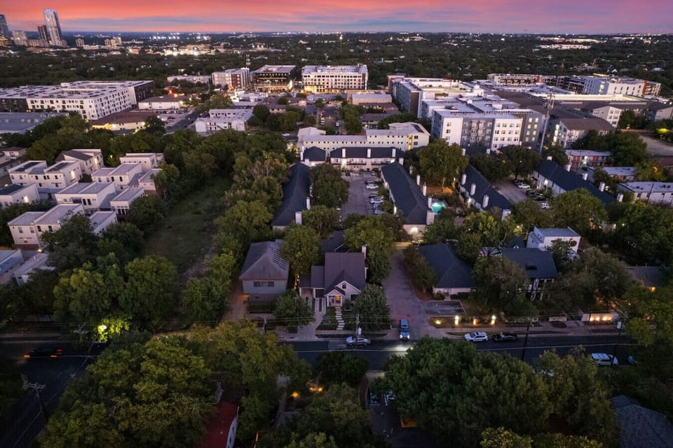 A bird’s-eye perspective highlighting the neighborhood and nearby scenery.