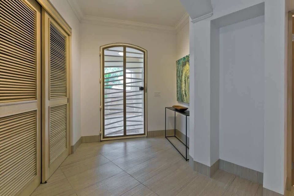 Lower Suite - Entrance / Foyer