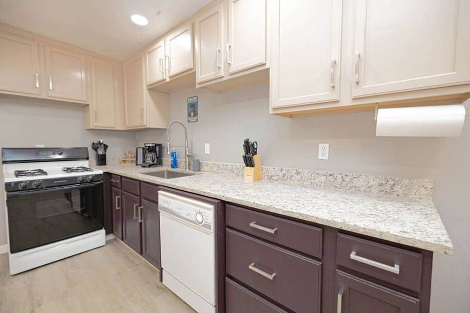 Kitchen comes fully stocked with eating utensils, pots/pans, bowls/cups/plates and other small kitchen appliances for your convenience. Please let the host know if anything is needed.