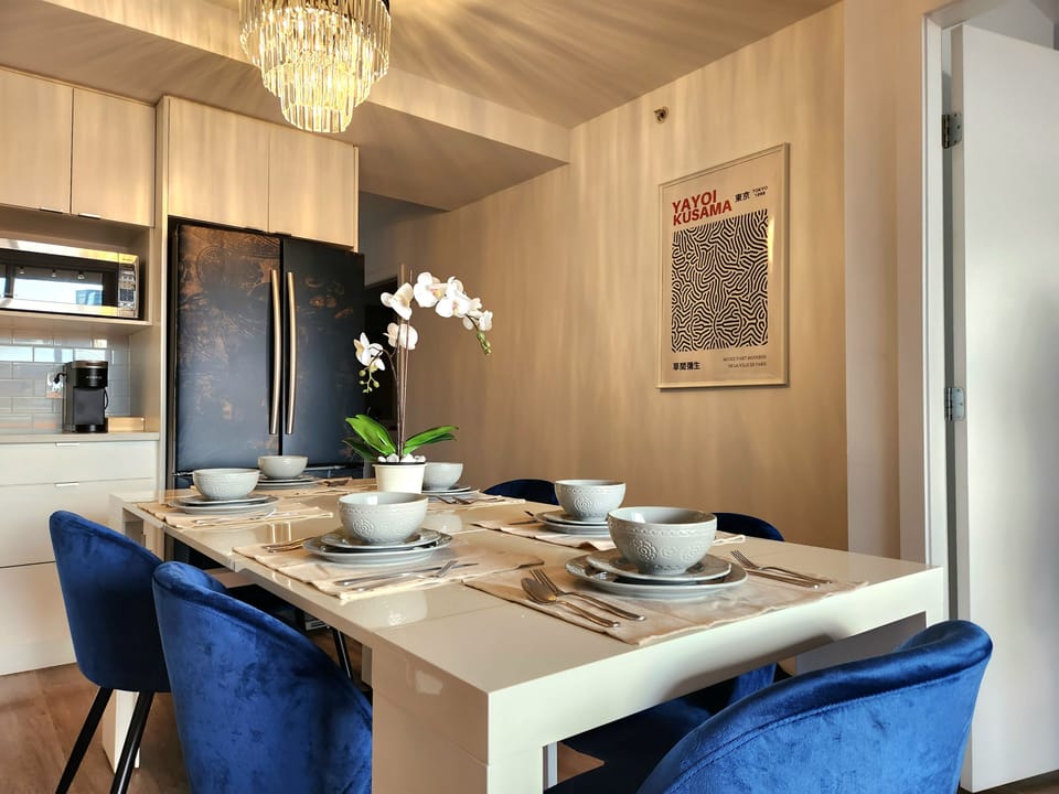 Extended dining table for 6