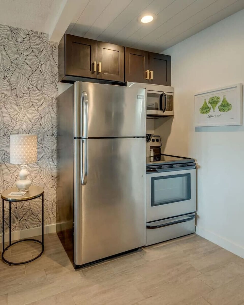 Prepare your favorite dishes with a fridge and oven.