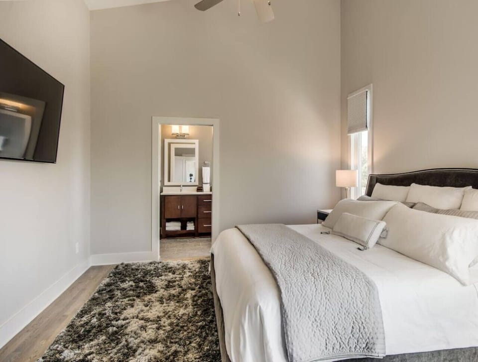 3rd Floor: Master Suite with King Bed and en Suite 4 Piece Bath
