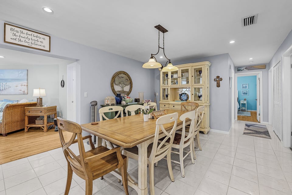 Dining area adjacent to kitchen