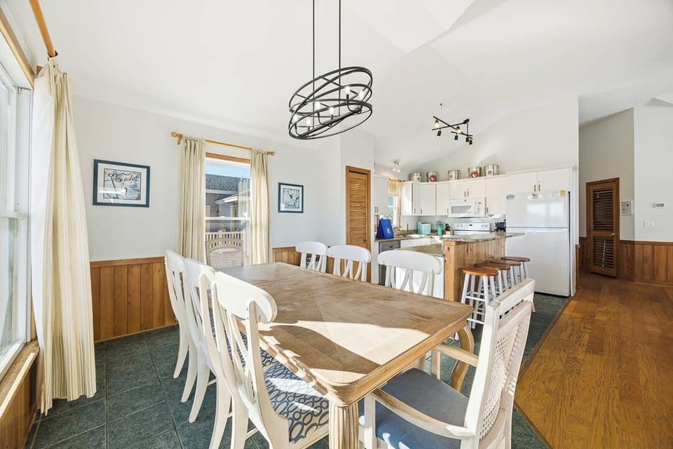 Top-Level Dining Room with Table (seats 8)