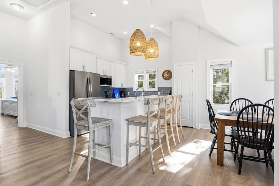 Top-Level Kitchen with Bar (seats 4)