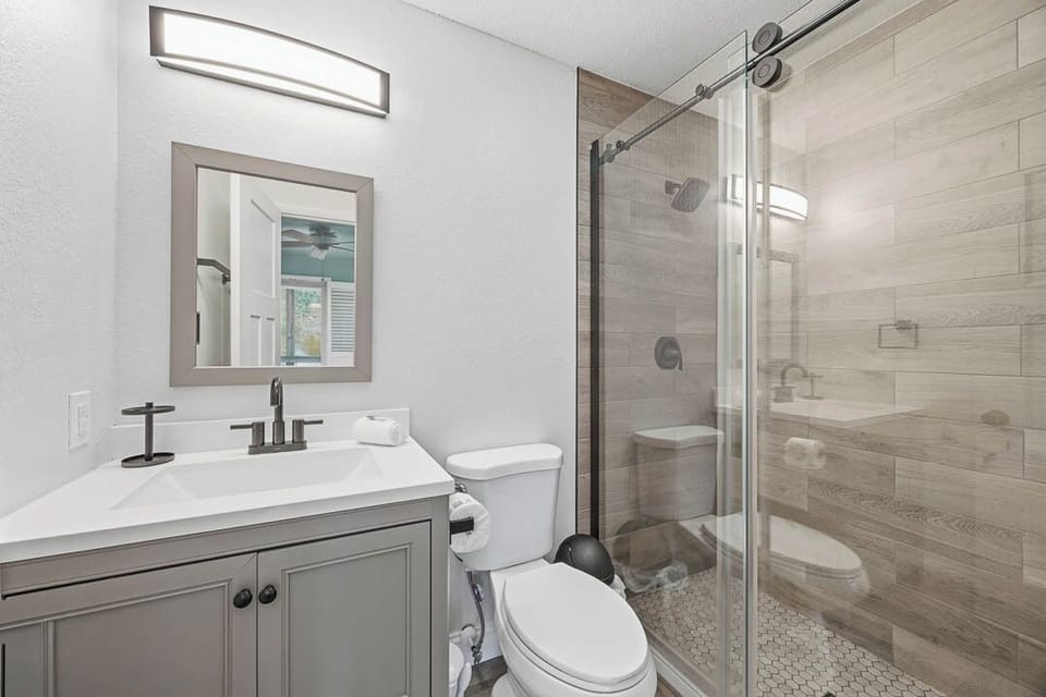 Mid-Level King Master Bathroom