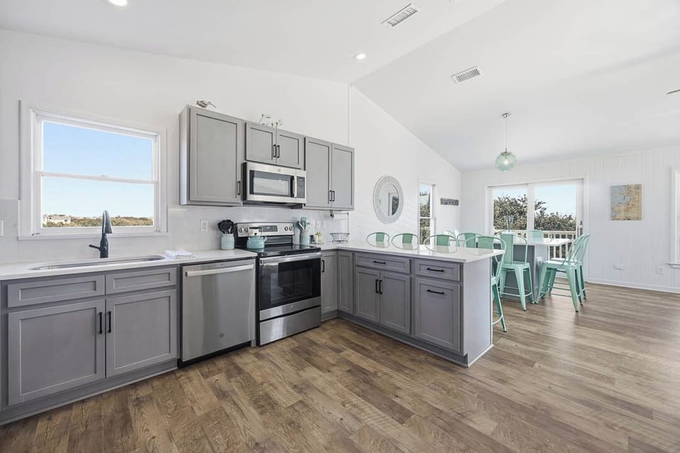 Top-Level Kitchen with Bar (seats 4)