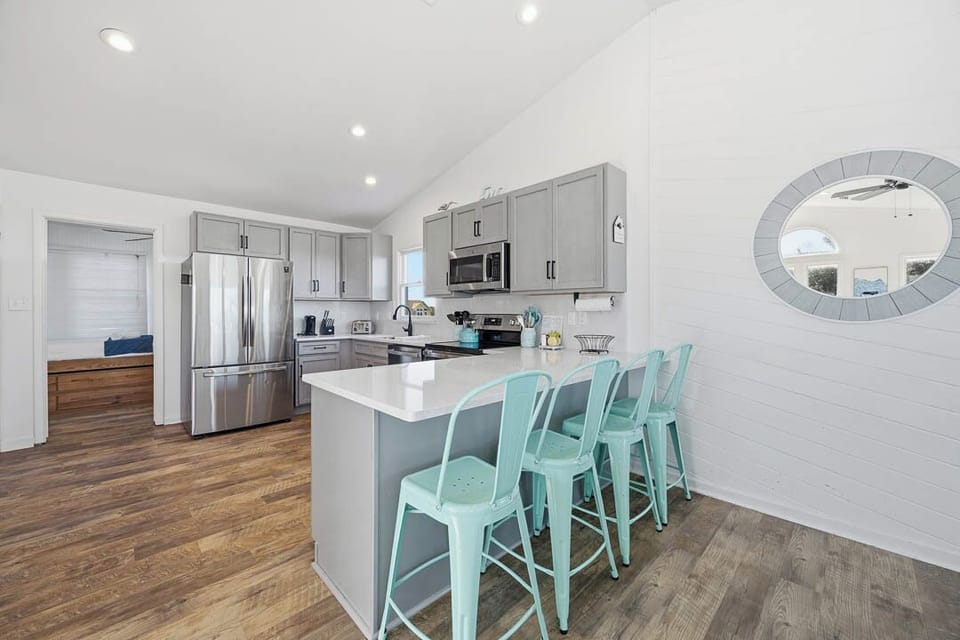 Top-Level Kitchen with Bar (seats 4)