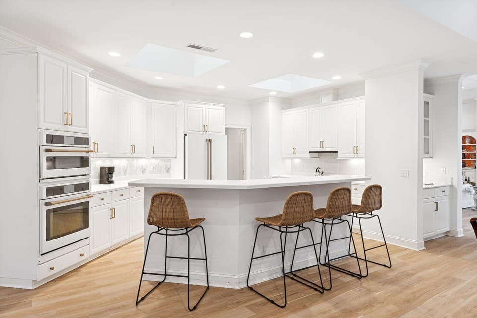 Additional seating for 4 at the kitchen bar