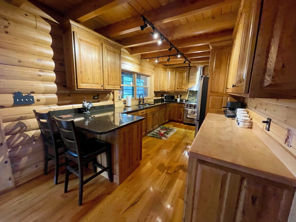 Kitchen with Eat In Bar for 2