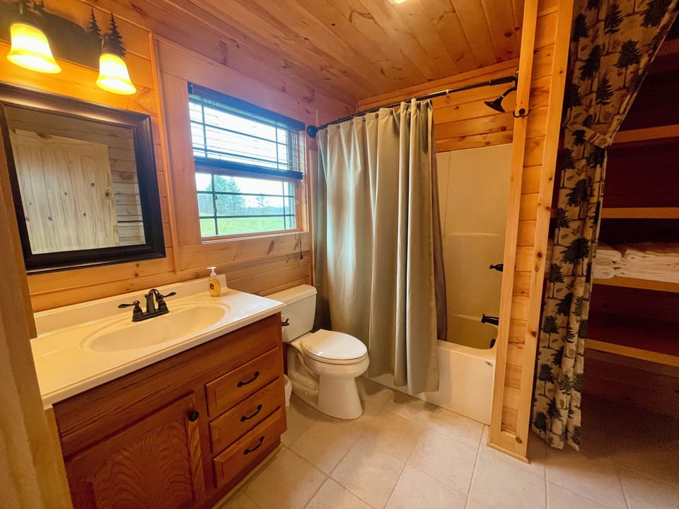 Upper Level Full Bathroom, Shower/Tub Combo
