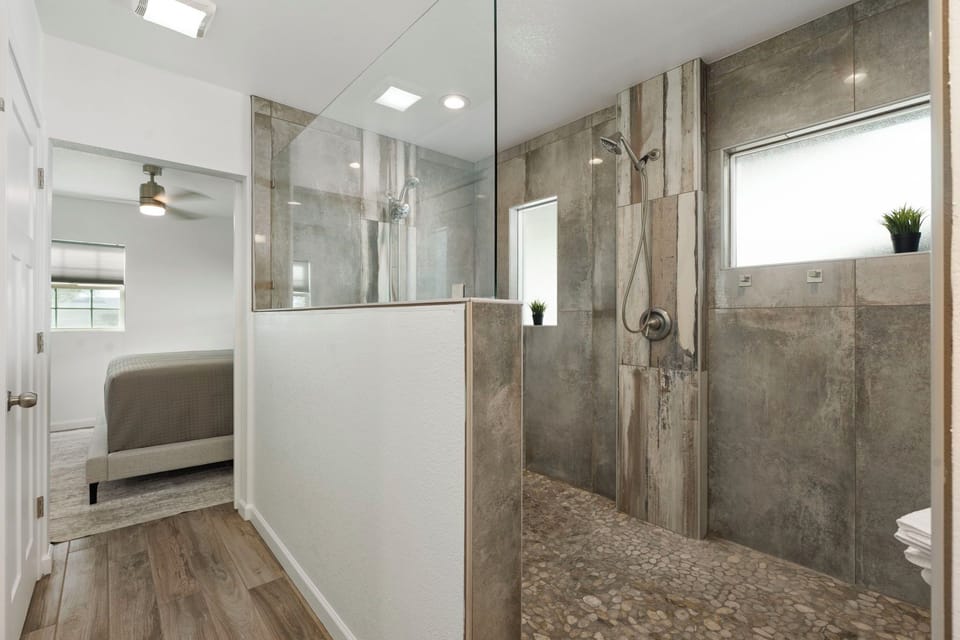 Walk in closet and separate room for toilet.