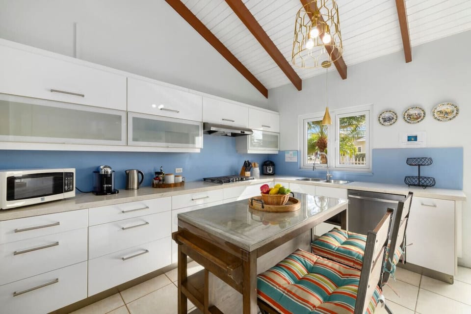 Whip up your favorite meals in this bright, modern kitchen. It`s a perfect spot for cooking and enjoying good conversation.