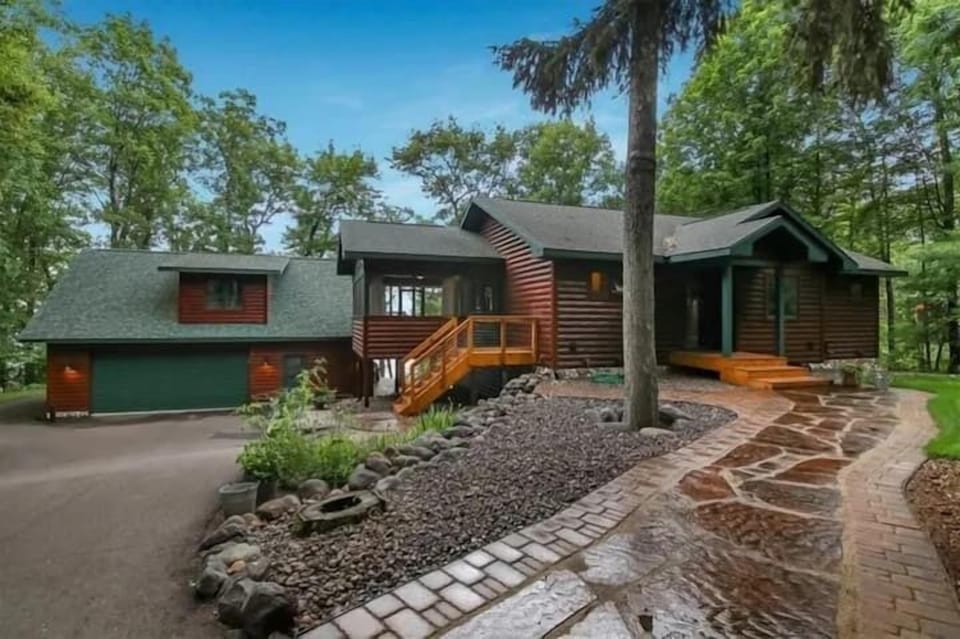 Welcome to Peninsula Point Lake House