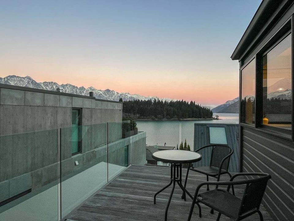 Incredible sunset colours with lake and mountain views