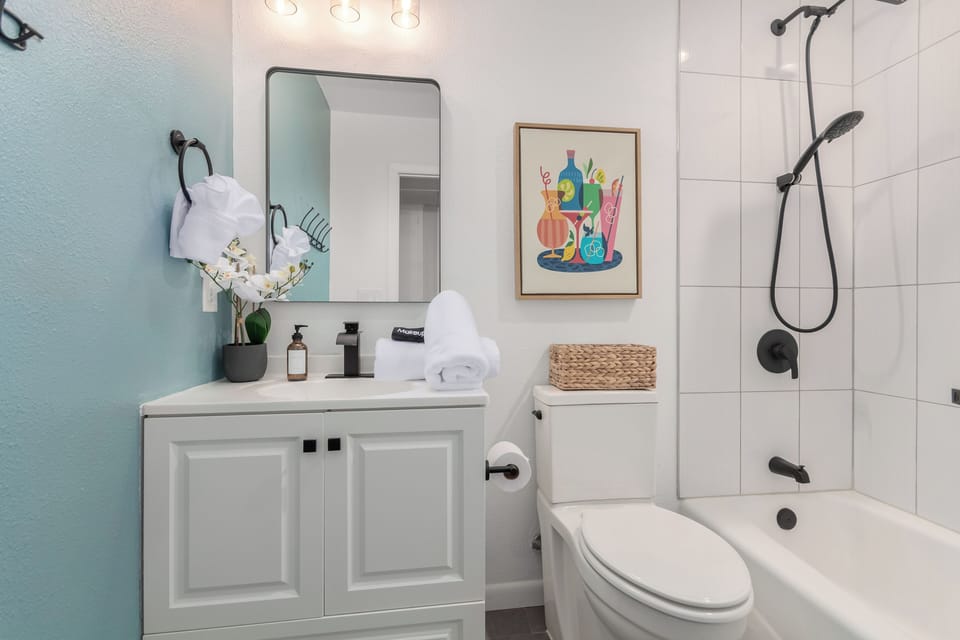 Family-friendly tub/shower combo with an extendable shower head.