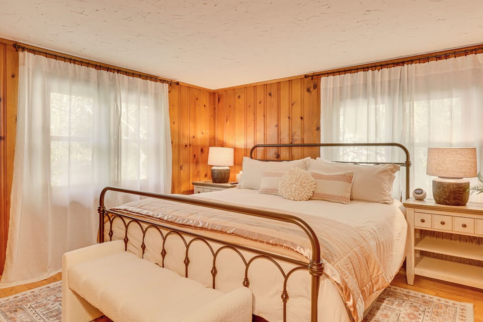 Bedroom 1 | Queen Bed | Linens Provided | Level 1