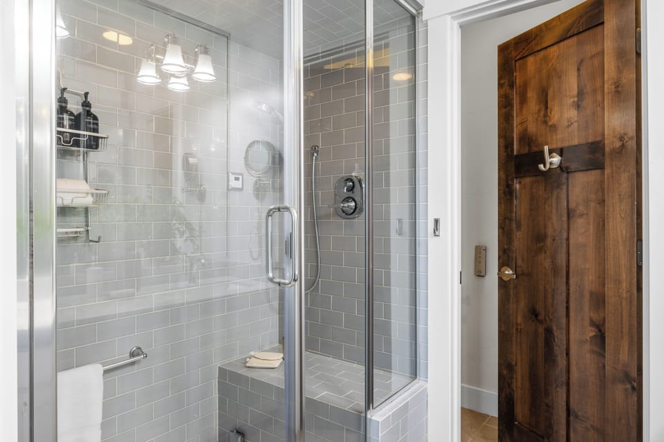 Ensuite bathroom 1.