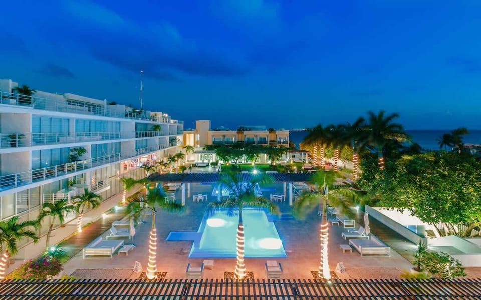 Splendid night view of the property