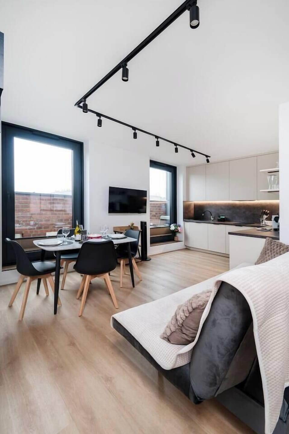 Living Area with Sofa Bed, Smart TV | Book Now with RENTUJEMY.COM