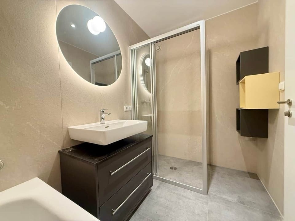Bathroom with shower & bathtub