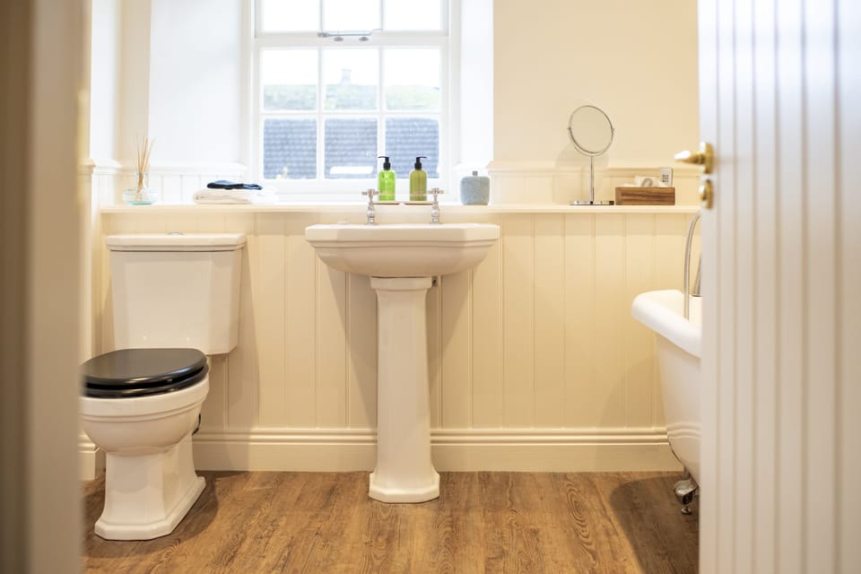 First floor: En suite bathroom