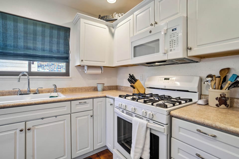 Fully Equipped Kitchen – Cookware, utensils, full-size appliances, and dining space
