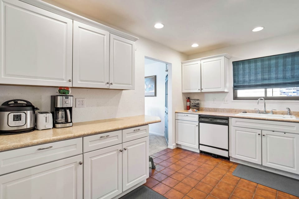 Fully Equipped Kitchen – Cookware, utensils, full-size appliances, and dining space