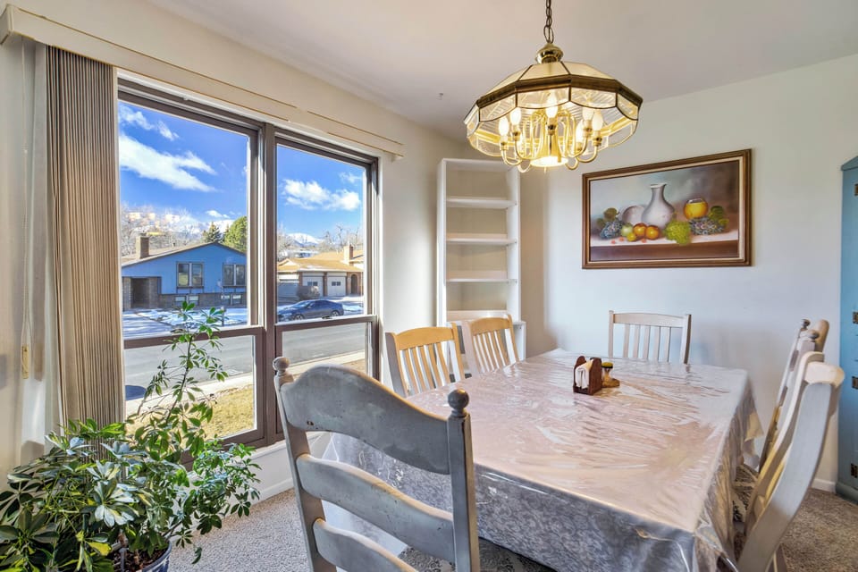 Dining available for up to six guests
