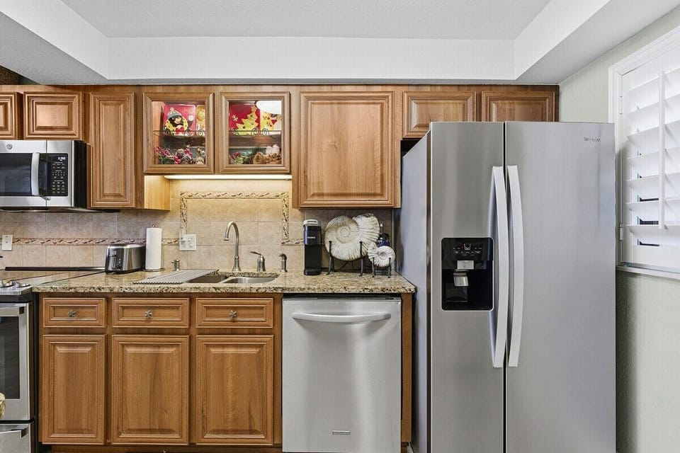 Fridge with Water and Ice Dispenser