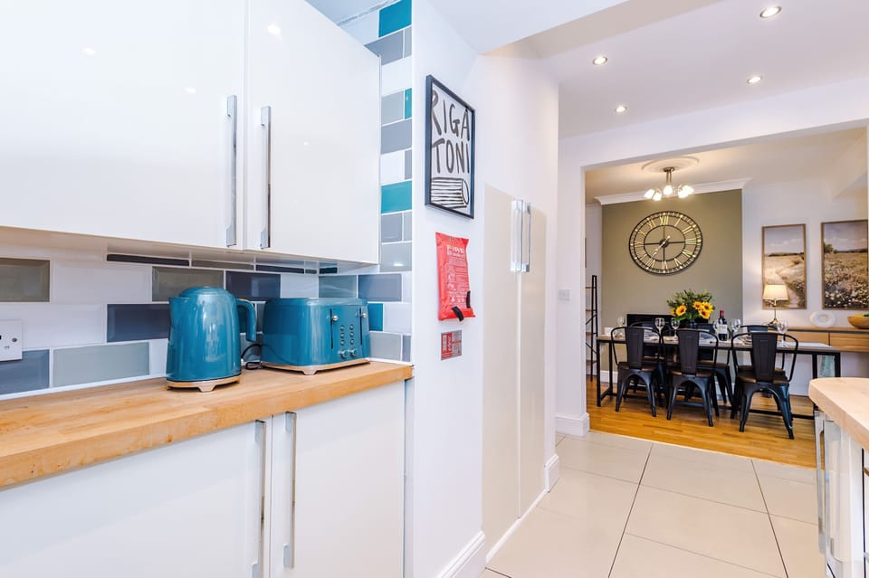 The modern kitchen is equipped with everything you could possibly need to cook whilst away from home. There is a microwave, toaster and kettle set along with a coffee pod machine so you can start the day right!