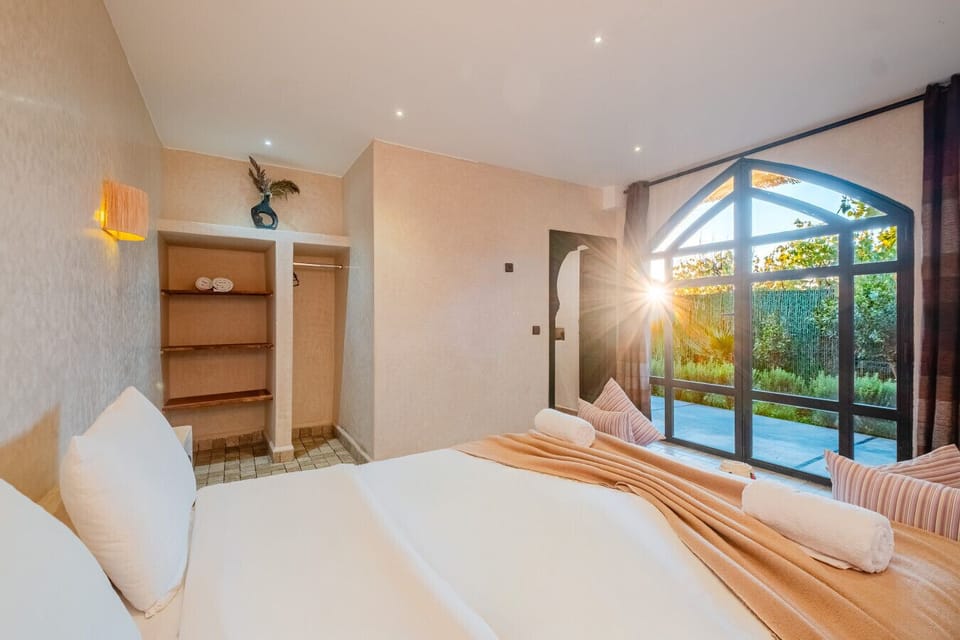 Chambre spacieuse avec lit double et salle de bain privée