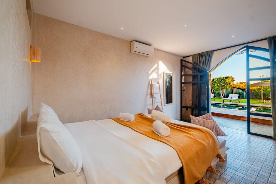 Chambre spacieuse avec lit double et salle de bain privée