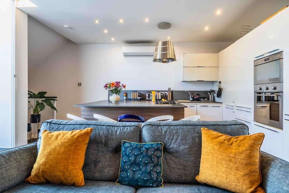 Bright, modern, and full of charm – gather around the stylish kitchen island or relax on the cozy sofa in this thoughtfully designed space.

