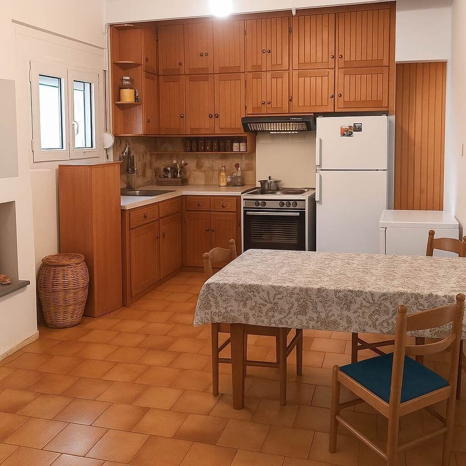 Fully equipped kitchen and dining space, perfect for home-cooked meals