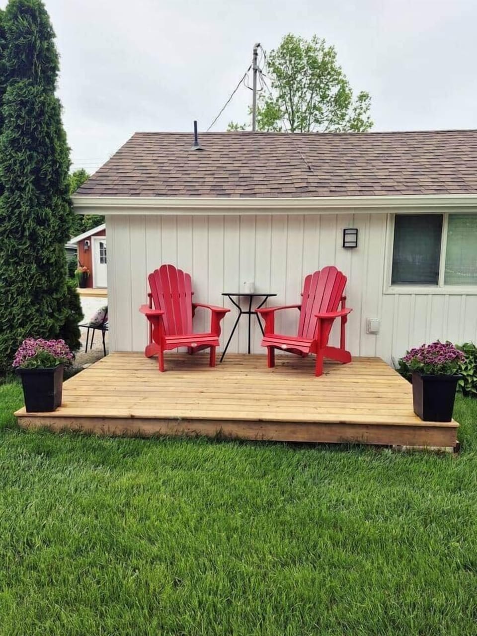 A small deck at the front of the cottage facing Seacliff Park.