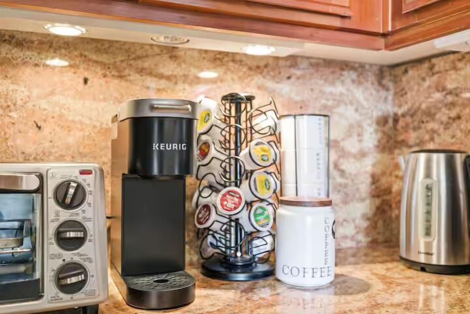 coffee maker, coffee pods, electric kettle, toaster