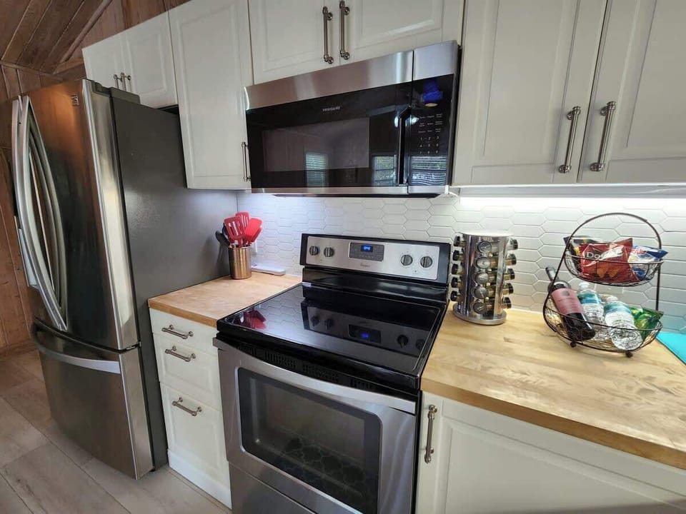 Full kitchen