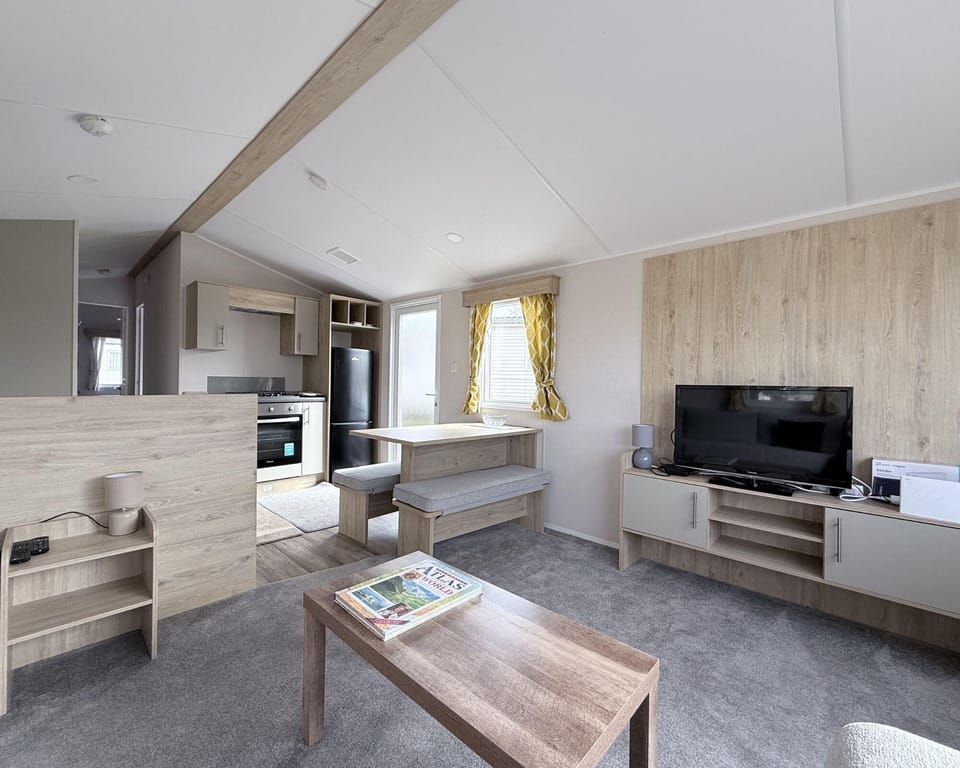 The open plan kitchen, diner and lounge is ideal when travelling in a group. Keep up with the conversations whilst cooking the dinner. Grab a brew and the maps and plan your next hike.