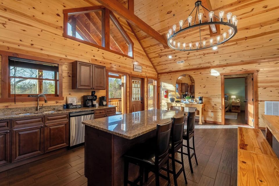Full kitchen to make a meal in this beautiful space