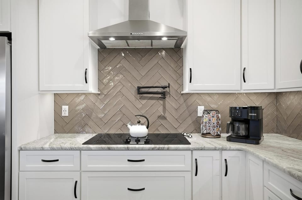 Kitchen goals 😍🍳
Bright, modern, and fully stocked—enjoy sleek countertops, stainless appliances, and a gorgeous herringbone backsplash while you cook breakfast, dinner, or anything in between.
