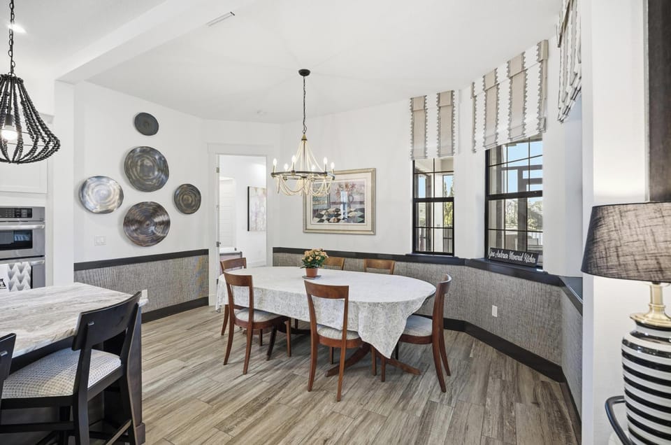 A dining space made for gathering 🍽️✨
Share family-style meals under the elegant chandelier with plenty of room to spread out, laugh, and linger—this bright, airy dining area is the perfect place to make vacation memories.
