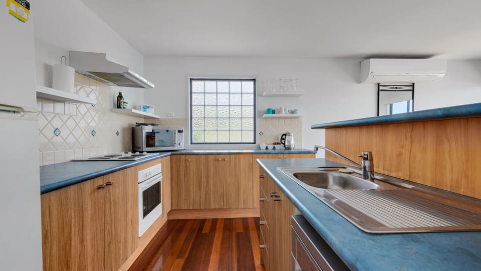 Cook with the scent of the sea nearby