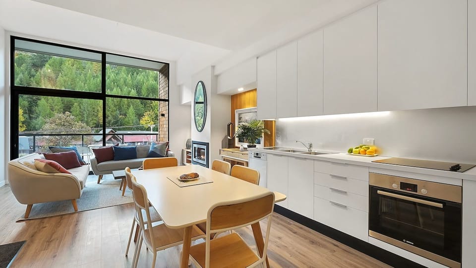 Dining/kitchen area
