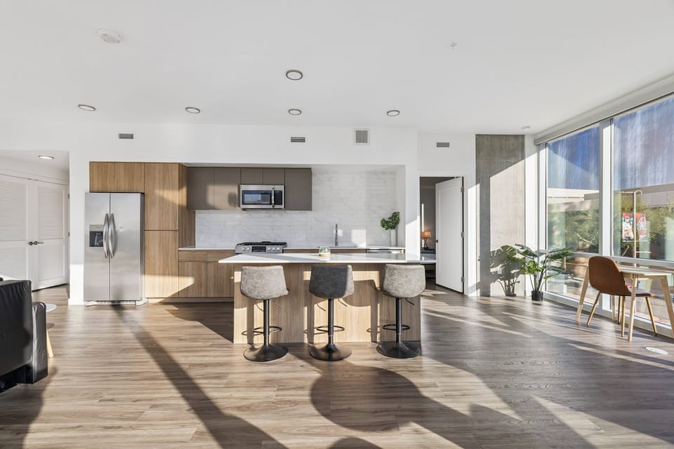 Kitchen & dining area